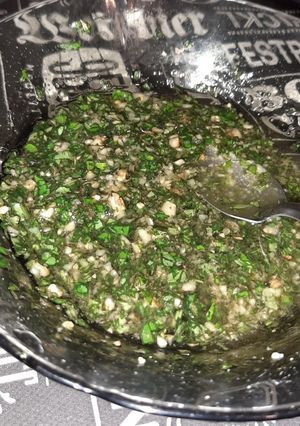 Una foto de Pesto con albahaca y nuez