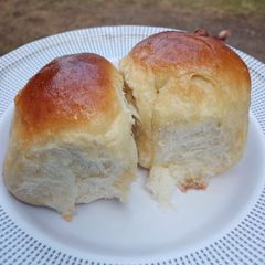 A picture of Fluffy dinner rolls.