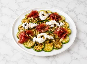 Foto principal de Ensalada de calabacín, jamón serrano y mozzarella