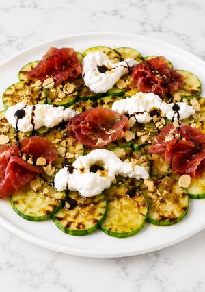 Una foto de Ensalada de calabacín, jamón serrano y mozzarella