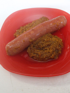 Una foto de Salchichas gigantes con tomate frito