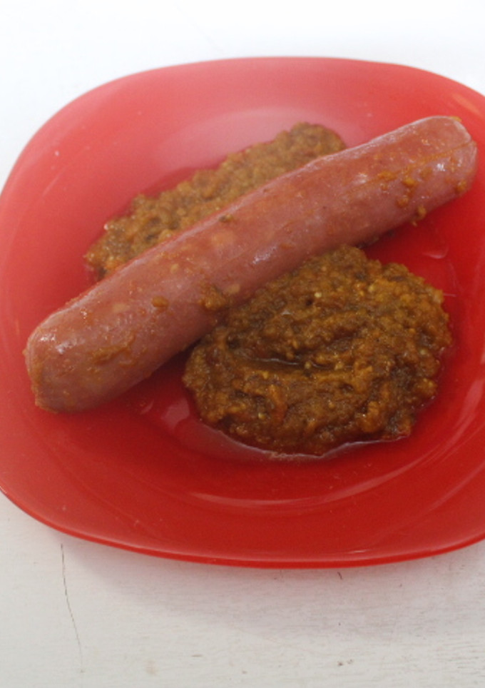 Una foto de Salchichas gigantes con tomate frito