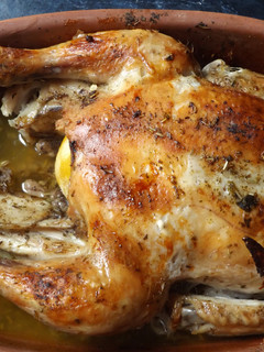 Una foto de Pollo al limón horneado en cocotte de barro