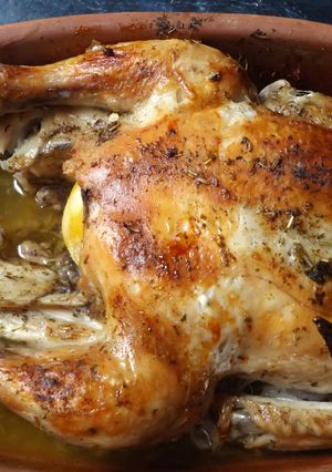 Una foto de Pollo al limón horneado en cocotte de barro