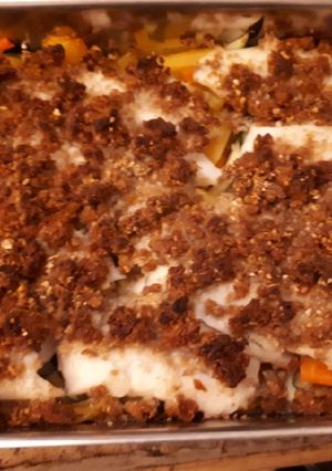 Une photo de Colins au crumble de chorizo, sur légumes en julienne