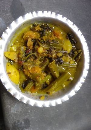 A picture of Malabar spinach with mustard paste.