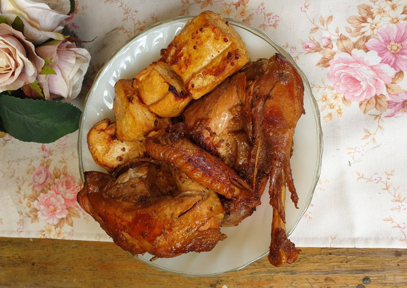 Ayam goreng dan tahu bumbu bacem