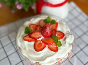 Hình của món Strawberry Trifle - Bánh Trifle Dâu Tây Nhanh Gọn Cho Giáng Sinh.