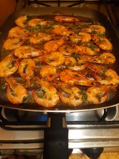 Una foto de Camarones a la plancha