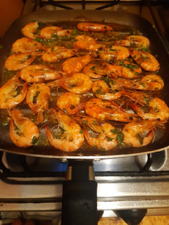 Una foto de Camarones a la plancha