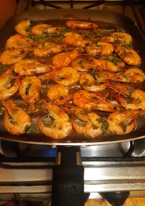 Una foto de Camarones a la plancha