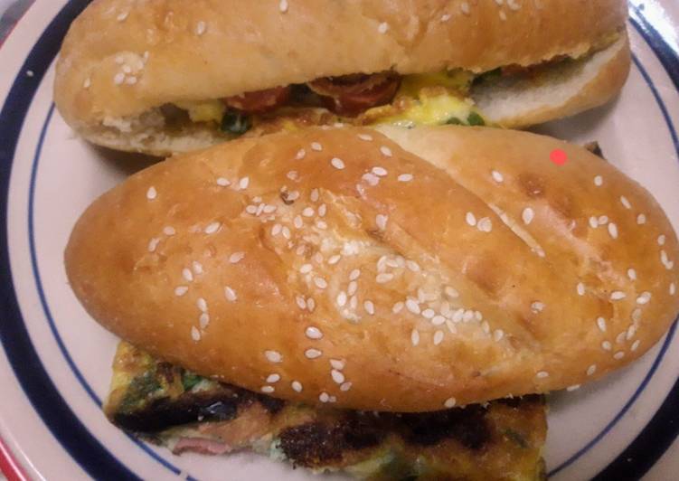 Sencilla Tortilla de Huevo, hot dog y cebollita china Receta de Carmen Capella Cookpad