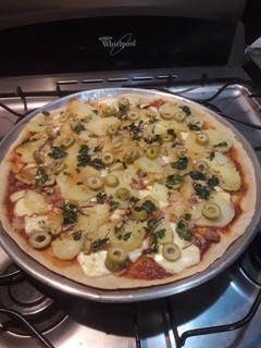 Una foto de Pizza casera 🍕 con papas y muzarella