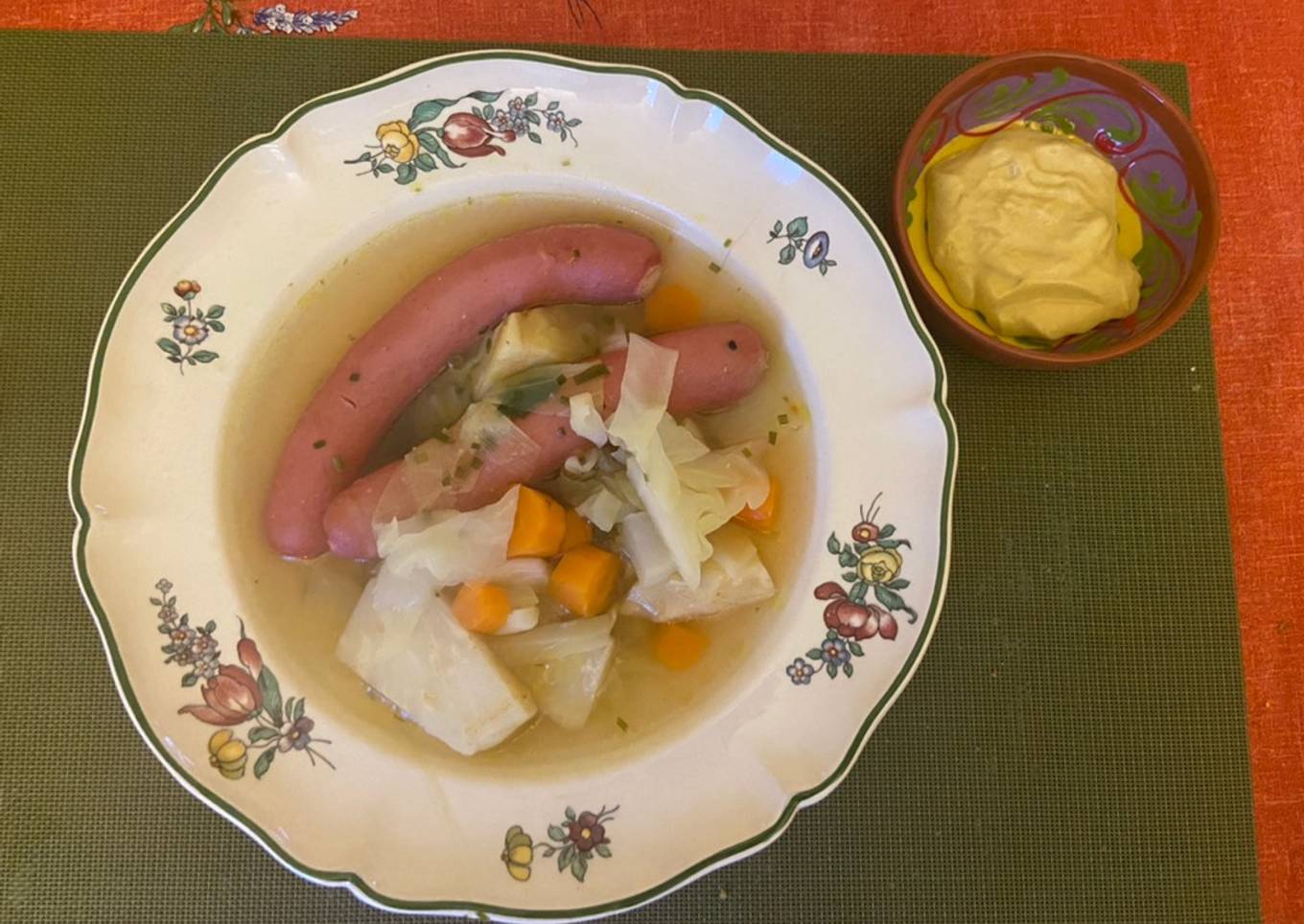 Soupe de légumes et saucisse