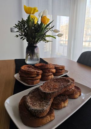 Una foto de Torrijas clásicas y torrijas de Baileys en horno