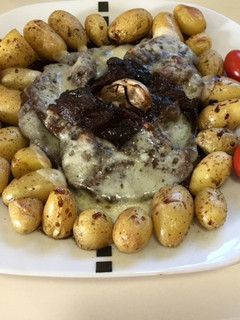 Una foto de Carne al Pedro Ximenez con ajos negros
