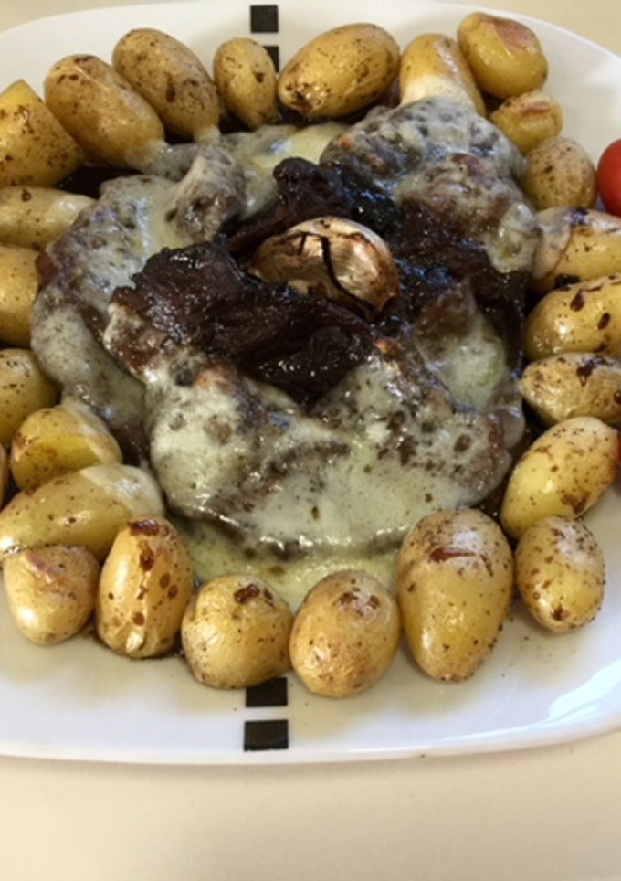 Una foto de Carne al Pedro Ximenez con ajos negros