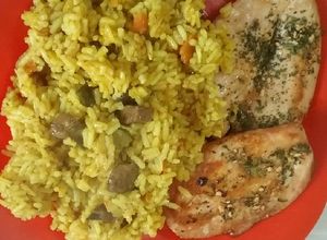 Una foto de Arroz a la valenciana con pechugas de pollo muy fácil
