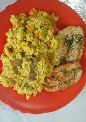 Una foto de Arroz a la valenciana con pechugas de pollo muy fácil