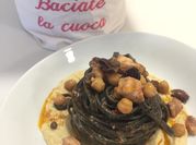 Una foto di tagliolini al nero di seppia