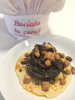 Foto di Tagliolini al nero di seppia con pesce spada e ceci