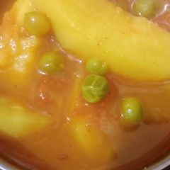 A picture of Aloo matar.