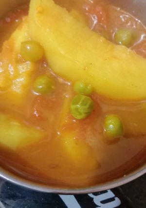 A picture of Aloo matar.