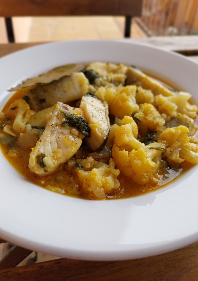 Una foto de Guiso de bacalao y coliflor con patatas y espinacas