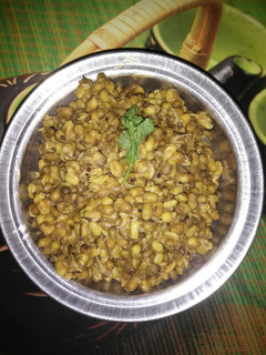 ફણગાવેલા મગનું શાક(Sprouts Moong Shaak Recipe in Gujarati) રેસીપી મુખ્ય ફોટો