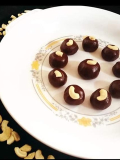 ચોકલેટ-બિસ્કીટ લાડુ (Chocolate - biscuit ladu recipe in Gujarati) રેસીપી મુખ્ય ફોટો