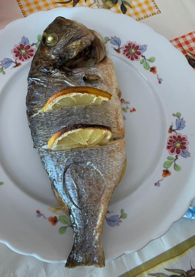 Una foto de Dorada al horno con limón