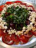 Salade festive aux tomates, betteraves rouges, feta et persil