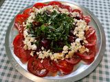 Salade festive aux tomates, betteraves rouges, feta et persil