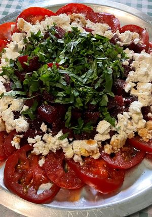 Une photo de Salade festive aux tomates, betteraves rouges, feta et persil