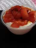 Postre de yogurt con albaricoque caramelizado