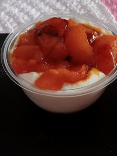Una foto de Postre de yogurt con albaricoque caramelizado