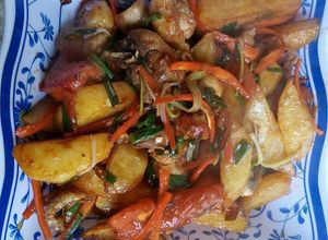 Hình của món Thịt gà xào khoai tây.