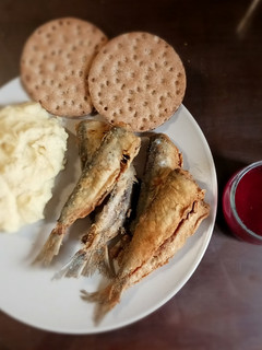 Una foto de Arenques fritos con salsa de frutos rojos y puré de patatas (se intentó la inspiración nórdica)