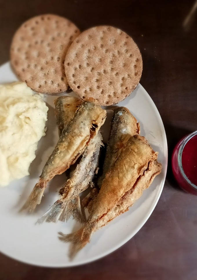 Una foto de Arenques fritos con salsa de frutos rojos y puré de patatas (se intentó la inspiración nórdica)