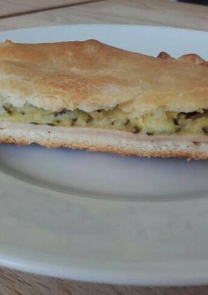 Una foto de Empanada diferente con calabacín y queso de cabra🥒🧀