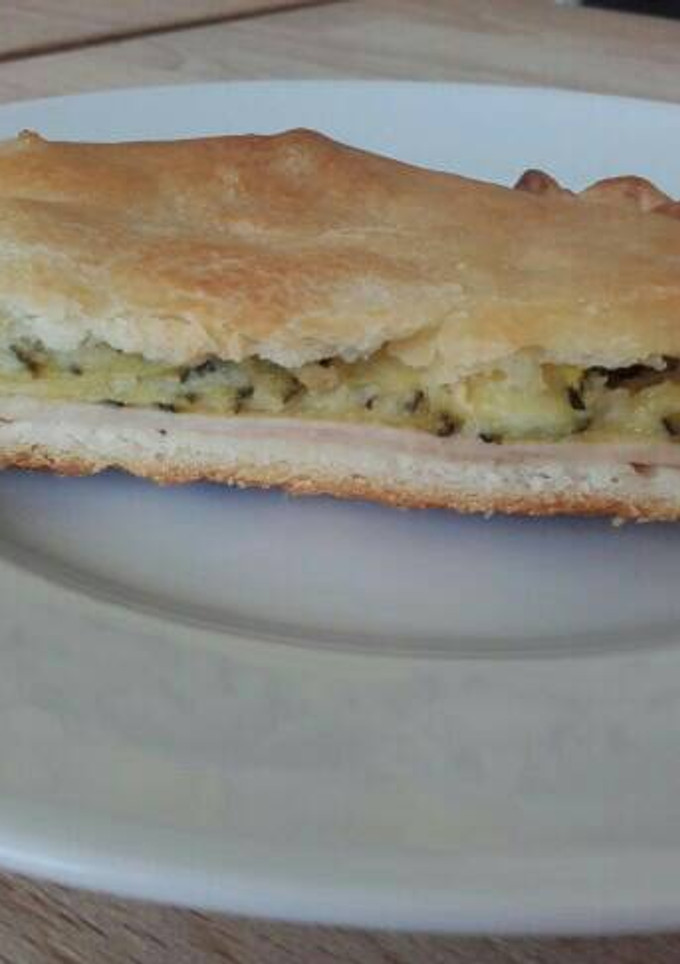 Una foto de Empanada diferente con calabacín y queso de cabra🥒🧀