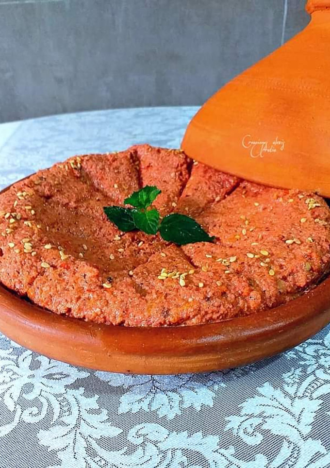 Una foto de Mohammara de pimientos asados con nueces y sésamo