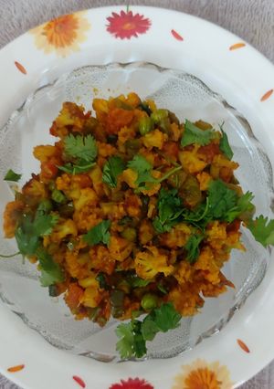 ફ્લાવર વટાણા નુ શાક (Flower Vatana Shak Recipe In Gujarati) રેસીપી મુખ્ય ફોટો