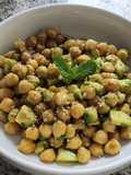 Ensalada tibia de garbanzos especiados, aliño de aguacate y toque de hierbabuena