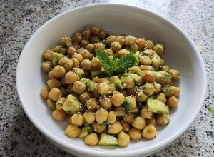 Foto principal de Ensalada tibia de garbanzos especiados, aliño de aguacate y toque de hierbabuena