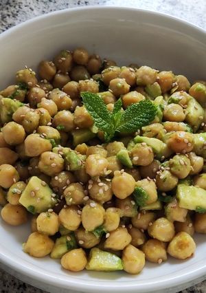 Foto principal de Ensalada tibia de garbanzos especiados, aliño de aguacate y toque de hierbabuena