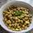 Ensalada tibia de garbanzos especiados, aliño de aguacate y toque de hierbabuena