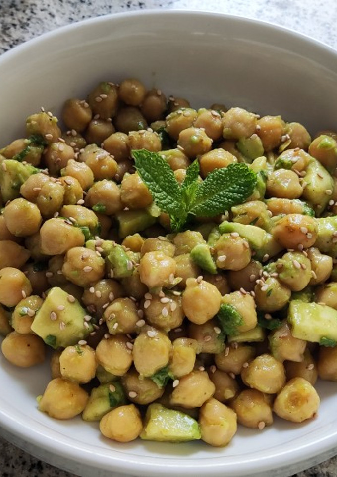 Una foto de Ensalada tibia de garbanzos especiados, aliño de aguacate y toque de hierbabuena