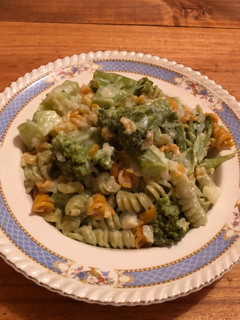 Una foto de Fideos tricolor con salsa blanca saborizada, brócoli y queso