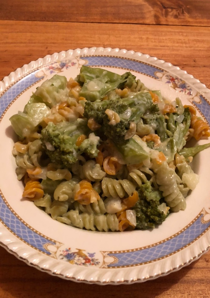 Una foto de Fideos tricolor con salsa blanca saborizada, brócoli y queso